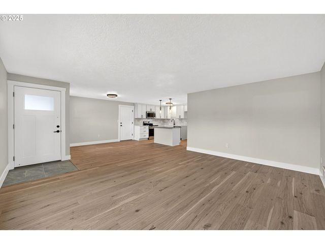 17745 DAVIS Dr, Sandy, OR 97055