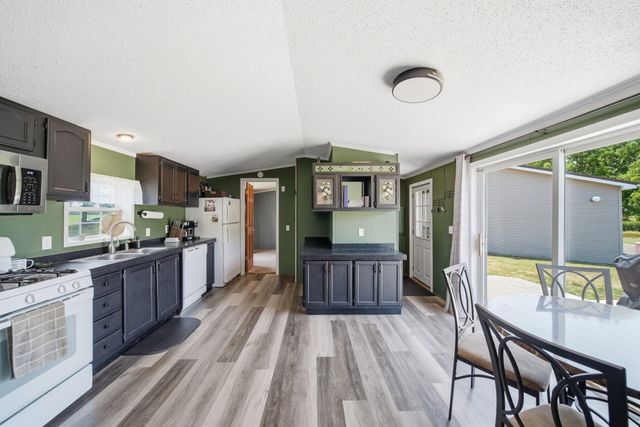2752 W Mosherville Road, Jonesville, MI 49250