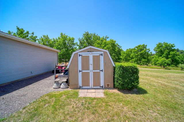 2752 W Mosherville Road, Jonesville, MI 49250