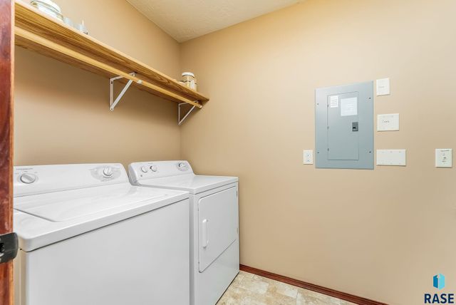 1213 N Pekin Pl Place, Sioux Falls, SD 57107