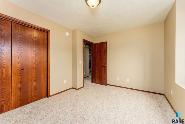 1213 N Pekin Pl Place, Sioux Falls, SD 57107