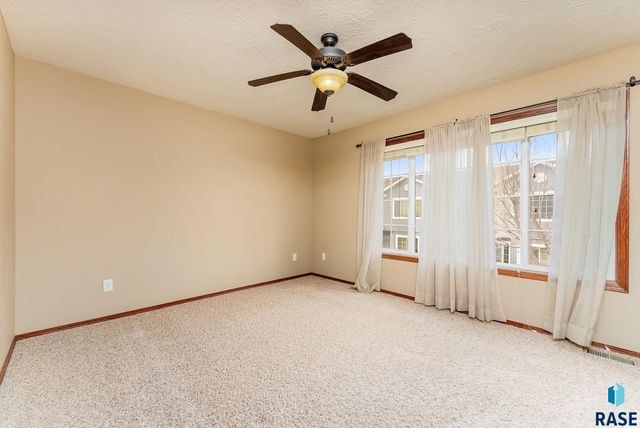 1213 N Pekin Pl Place, Sioux Falls, SD 57107