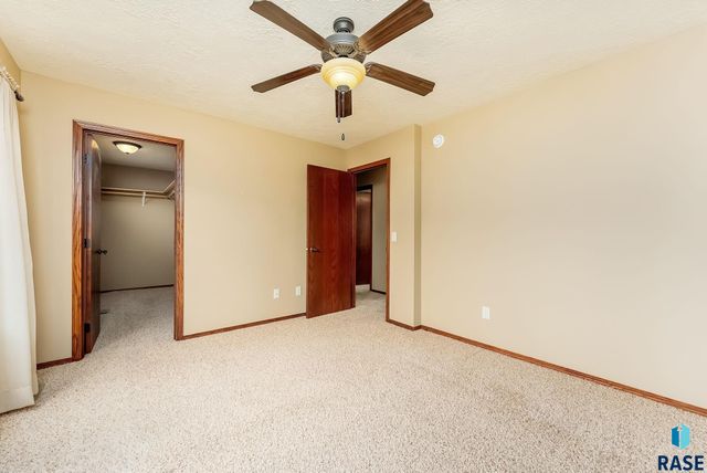 1213 N Pekin Pl Place, Sioux Falls, SD 57107