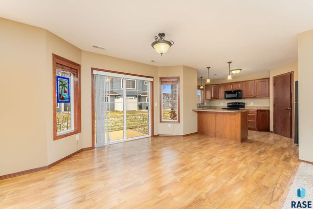 1213 N Pekin Pl Place, Sioux Falls, SD 57107