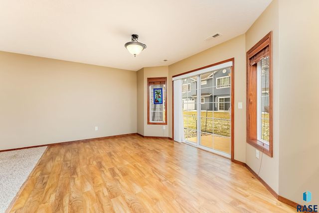 1213 N Pekin Pl Place, Sioux Falls, SD 57107