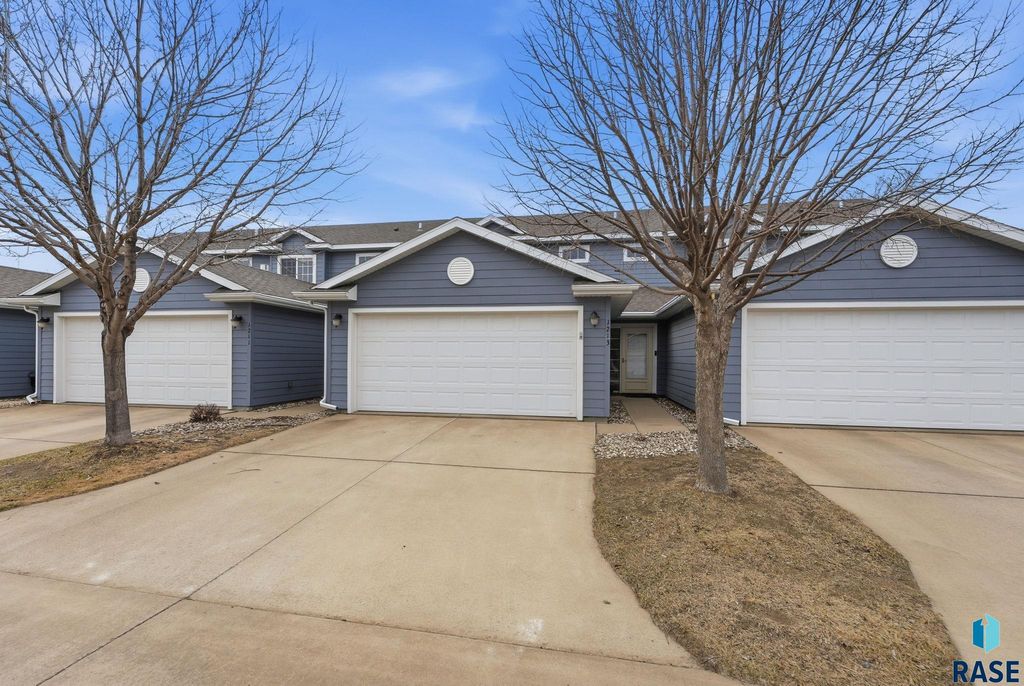 1213 N Pekin Pl Place, Sioux Falls, SD 57107