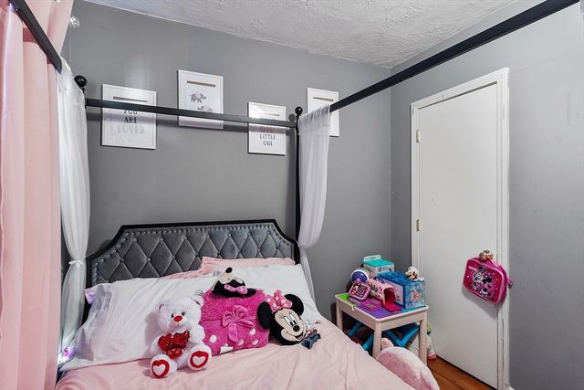 24 Greenwood St, Gardner, MA 01440