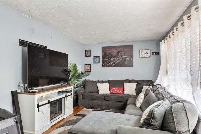 24 Greenwood St, Gardner, MA 01440