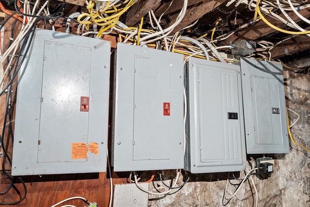 24 Greenwood St, Gardner, MA 01440