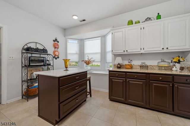 11 Strawberry Hill Rd, Branchburg Twp., NJ 08876