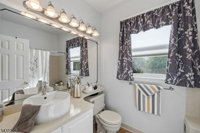 11 Strawberry Hill Rd, Branchburg Twp., NJ 08876
