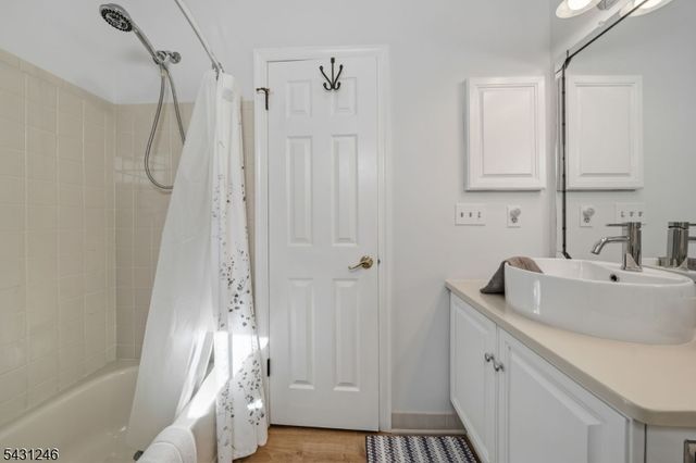 11 Strawberry Hill Rd, Branchburg Twp., NJ 08876