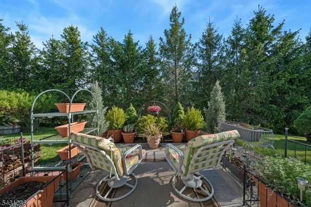 11 Strawberry Hill Rd, Branchburg Twp., NJ 08876