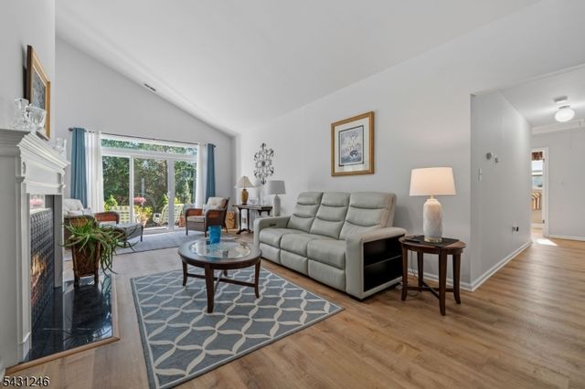 11 Strawberry Hill Rd, Branchburg Twp., NJ 08876