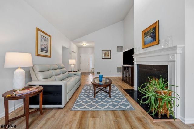 11 Strawberry Hill Rd, Branchburg Twp., NJ 08876