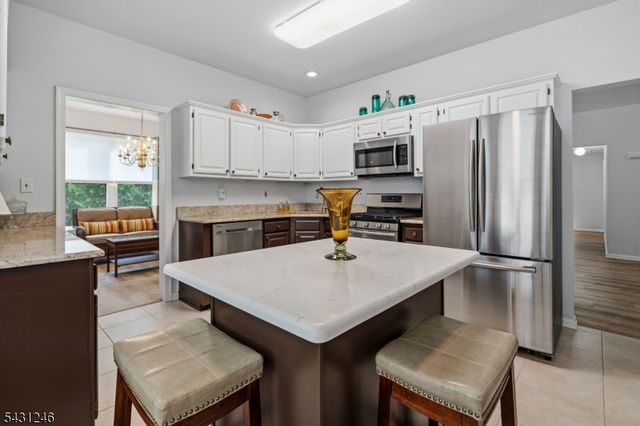 11 Strawberry Hill Rd, Branchburg Twp., NJ 08876