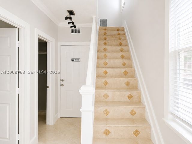 2069 S Ocean Dr TH18, Hallandale Beach, FL 33009