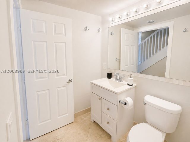 2069 S Ocean Dr TH18, Hallandale Beach, FL 33009