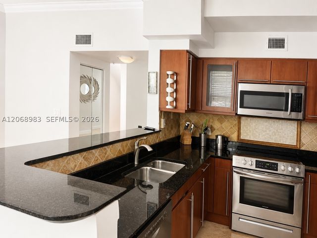 2069 S Ocean Dr TH18, Hallandale Beach, FL 33009