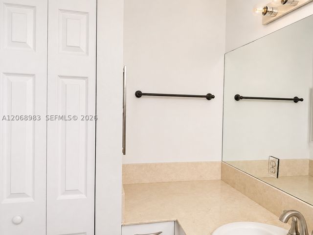 2069 S Ocean Dr TH18, Hallandale Beach, FL 33009