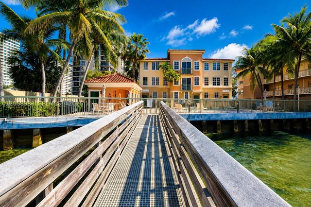 2069 S Ocean Dr TH18, Hallandale Beach, FL 33009