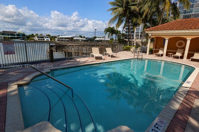 2069 S Ocean Dr TH18, Hallandale Beach, FL 33009