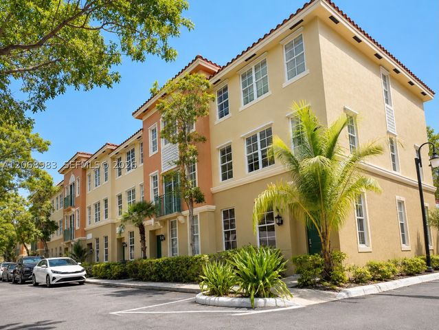 2069 S Ocean Dr TH18, Hallandale Beach, FL 33009