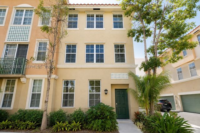 2069 S Ocean Dr TH18, Hallandale Beach, FL 33009