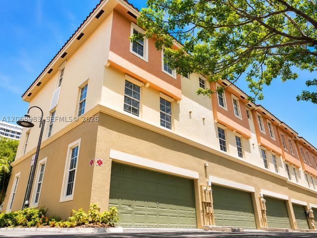2069 S Ocean Dr TH18, Hallandale Beach, FL 33009