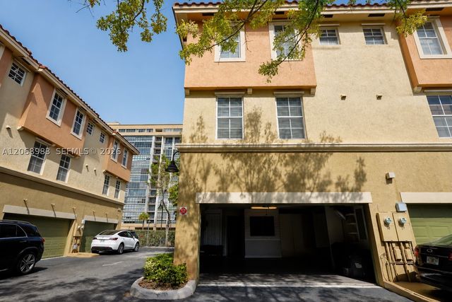 2069 S Ocean Dr TH18, Hallandale Beach, FL 33009