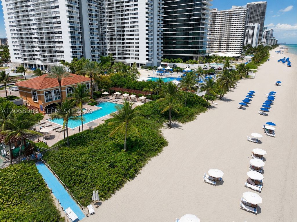 2069 S Ocean Dr TH18, Hallandale Beach, FL 33009