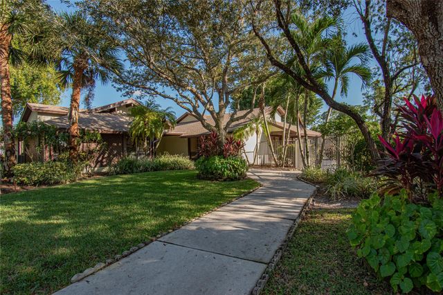 381 Ottawa Ct, Royal Palm Beach, FL 33411