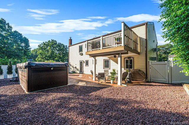 37 Oak Forest Drive, Islandia, NY 11749