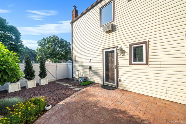 37 Oak Forest Drive, Islandia, NY 11749