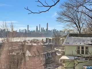 9 Old Wood Road, Edgewater, NJ 07020
