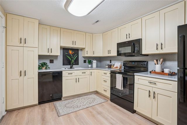 2135 1st Avenue SE 215, Cedar Rapids, IA 52402