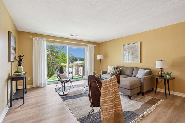 2135 1st Avenue SE 215, Cedar Rapids, IA 52402