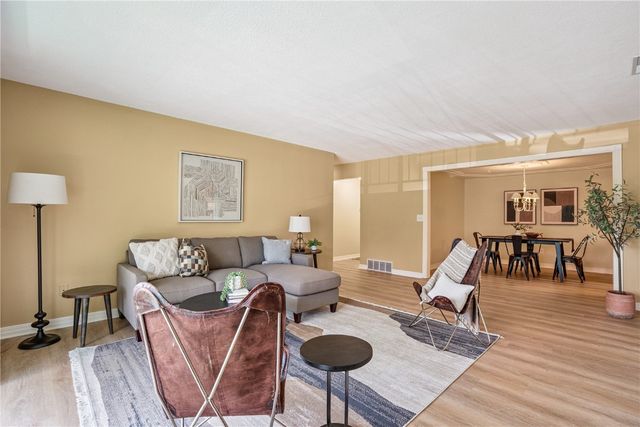 2135 1st Avenue SE 215, Cedar Rapids, IA 52402