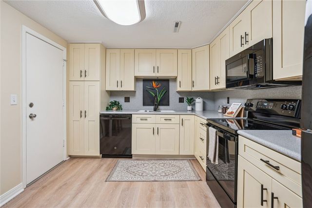 2135 1st Avenue SE 215, Cedar Rapids, IA 52402