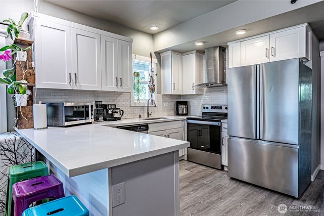 6827 S Thompson Avenue, Tacoma, WA 98408