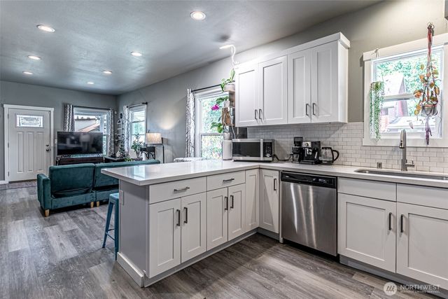 6827 S Thompson Avenue, Tacoma, WA 98408