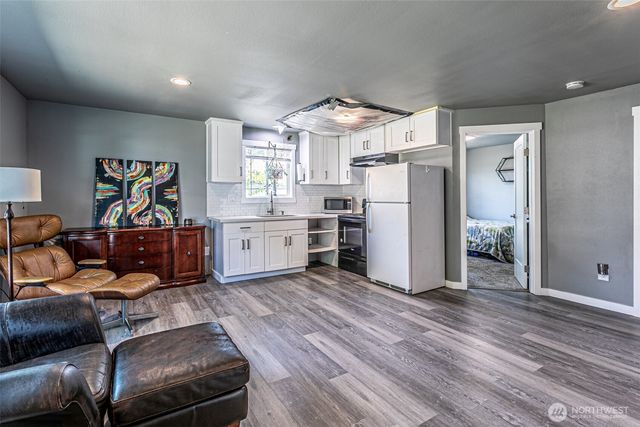 6827 S Thompson Avenue, Tacoma, WA 98408