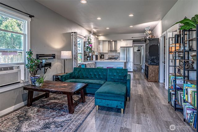 6827 S Thompson Avenue, Tacoma, WA 98408