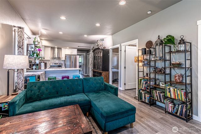 6827 S Thompson Avenue, Tacoma, WA 98408