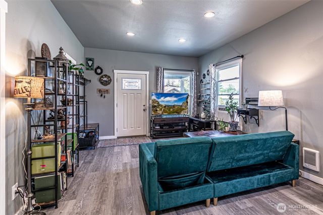 6827 S Thompson Avenue, Tacoma, WA 98408