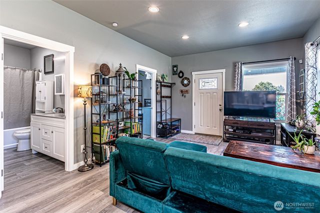 6827 S Thompson Avenue, Tacoma, WA 98408