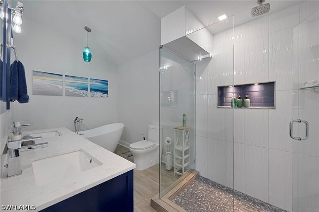 27218 Barefoot LN, Bonita Springs, FL 34135