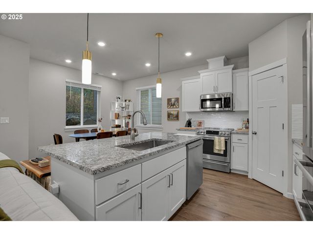 1483 19TH Ave, Forest Grove, OR 97116