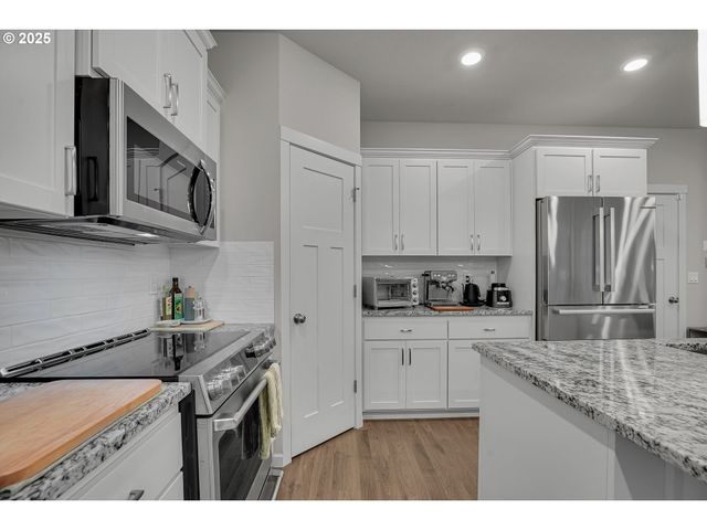 1483 19TH Ave, Forest Grove, OR 97116