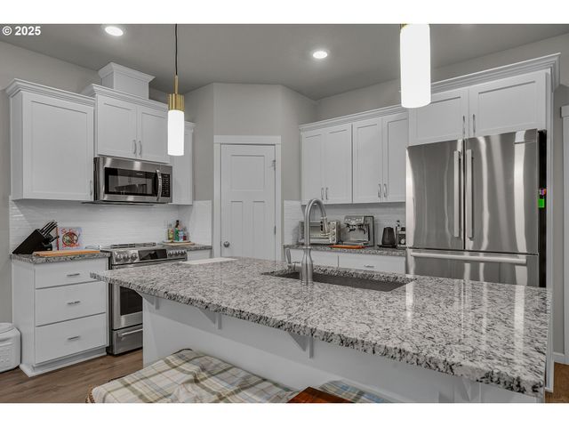 1483 19TH Ave, Forest Grove, OR 97116